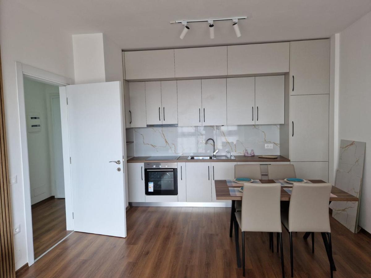 Red & White Palace Apartment ติรานา ภายนอก รูปภาพ