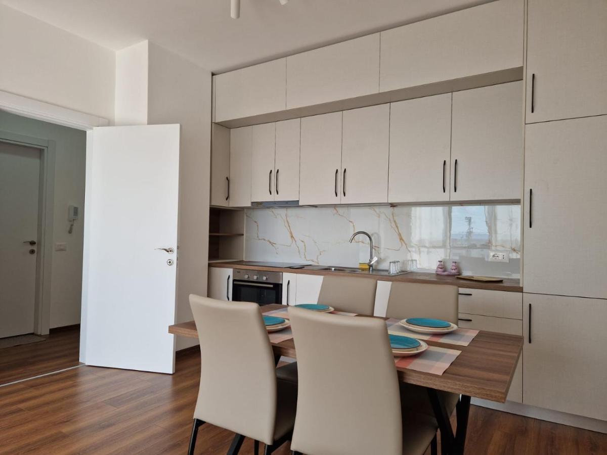 Red & White Palace Apartment ติรานา ภายนอก รูปภาพ