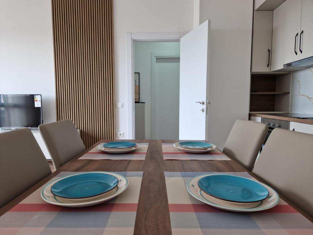 Red & White Palace Apartment ติรานา ภายนอก รูปภาพ