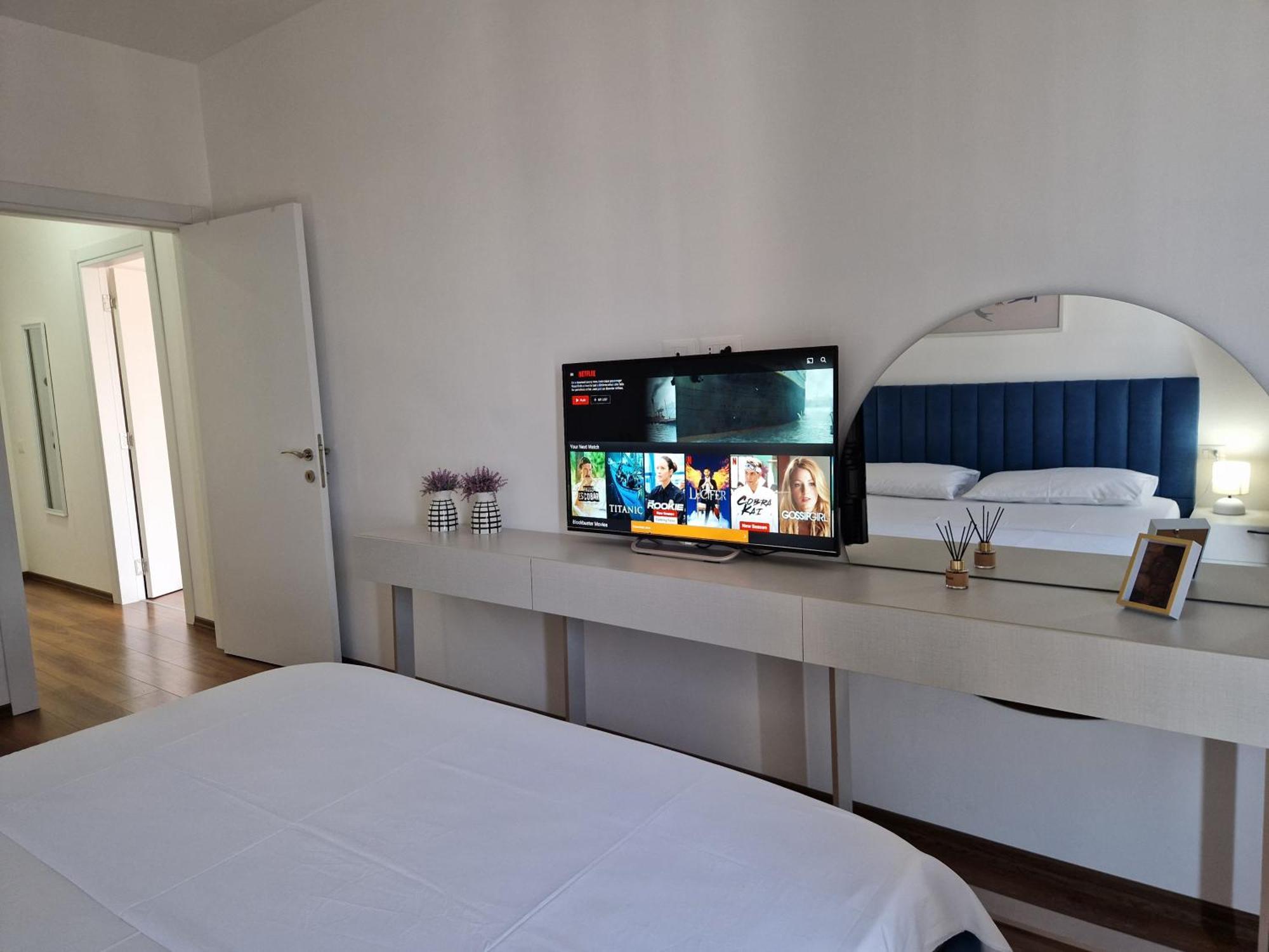 Red & White Palace Apartment ติรานา ภายนอก รูปภาพ