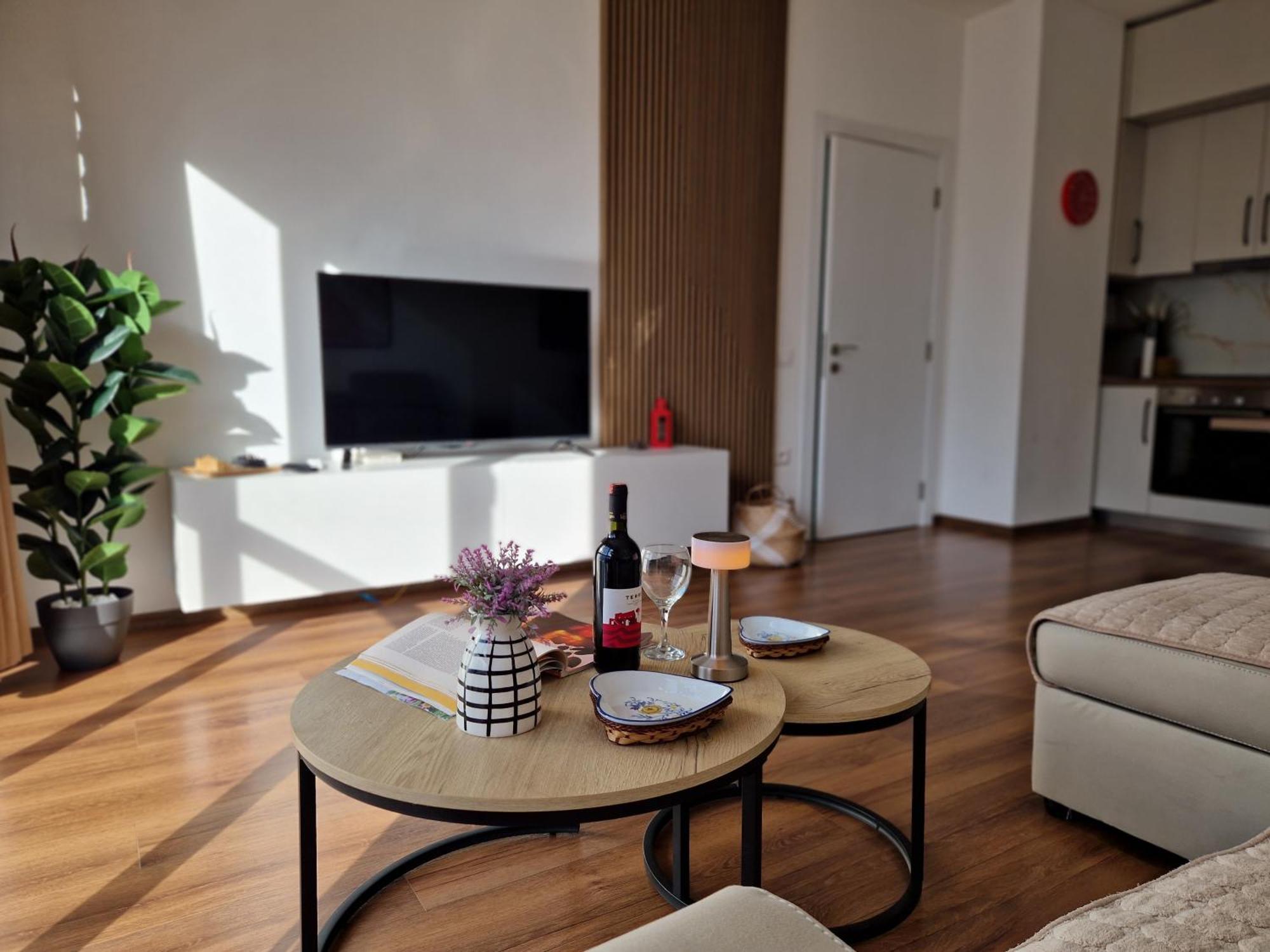 Red & White Palace Apartment ติรานา ภายนอก รูปภาพ